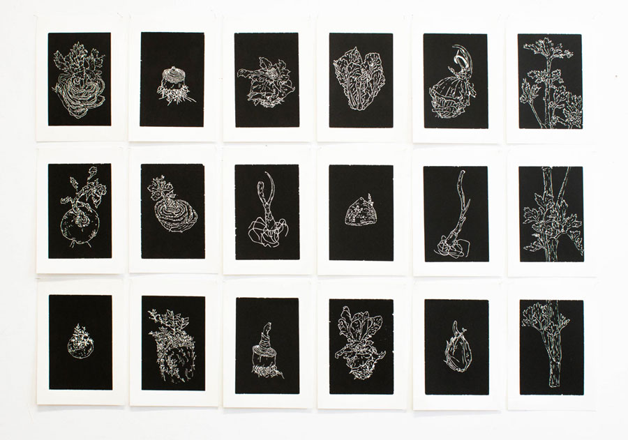18 impressions en noir sur papier blanc de gravure sur bois représentant des légumes repoussés à partir de déchets de cuisine aux formes étranges